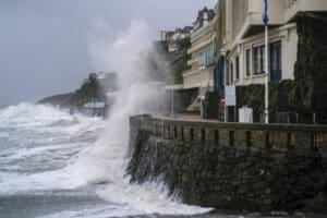 Tempête Louis : 35 000 foyers sans électricité et un automobiliste décédé