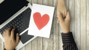 Relations amoureuses au travail : que dit la loi ?