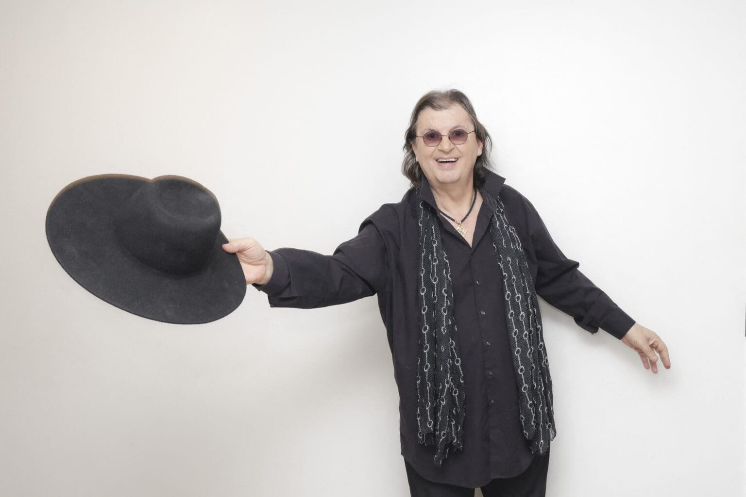 Exclusif – Marc Veyrat pose en marge de l’émission « Face à Baba » à Paris