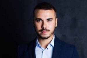 L’influenceur Yohan Pawer dénonce la sexualisation des livres pour enfants