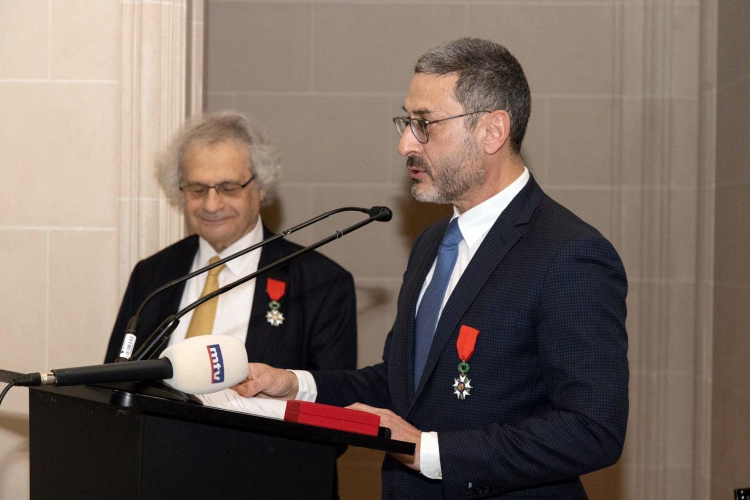 Le professeur Hassan Al-Hosseini et Amin Maalouf