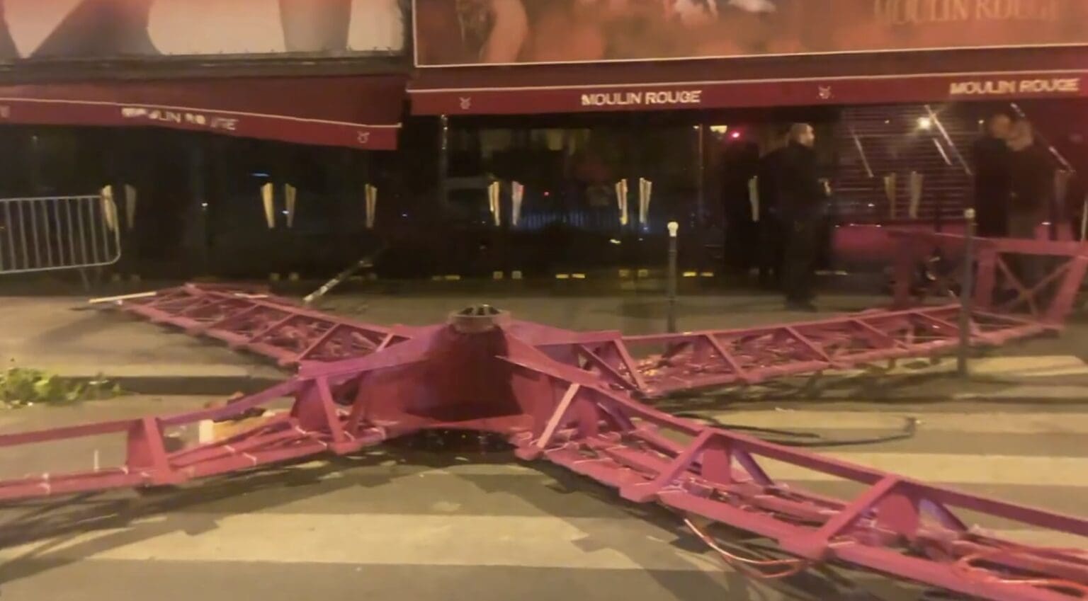 Moulin Rouge ailes cassées