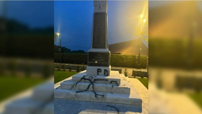 Des croix gammées et des insultes homophobes taguées sur un monument aux morts