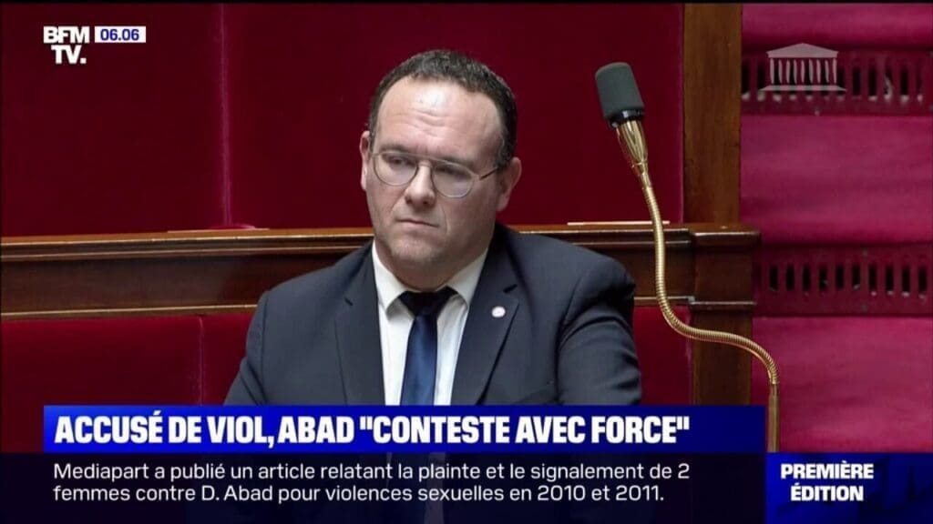 Abad niega los cargos, habiendo sido acusado de violación.