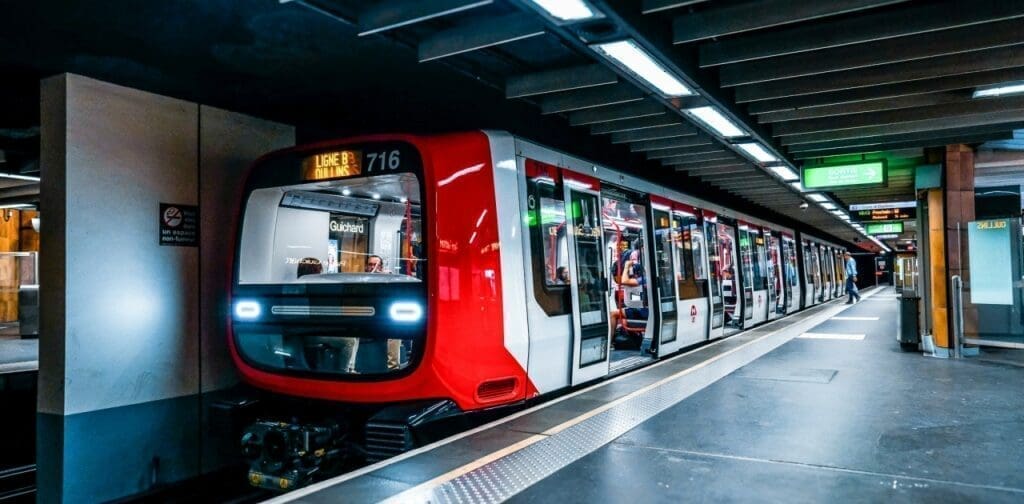 METRO-Lyon-ligne-B-Place-Guichard_credit-ronnie-schmutz-unsplash.jpg