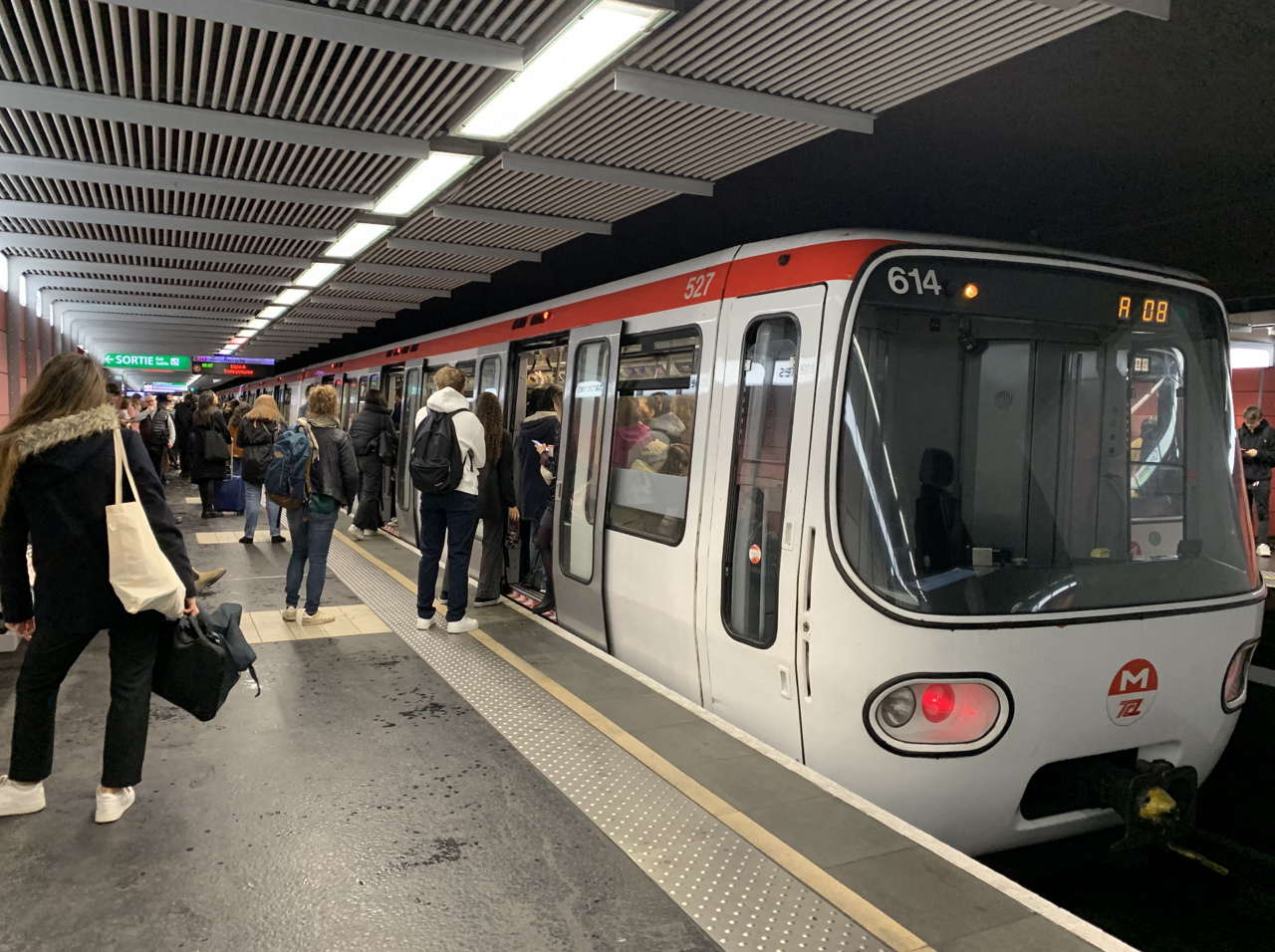 Attaque au couteau dans le métro à Lyon : 4 blessés. Le suspect interpellé