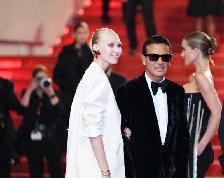 Cannes - Omar Harfouch et sa femme Yulia rayonnants lors de la montée des marches, sublimés par Yves Saint Laurent 