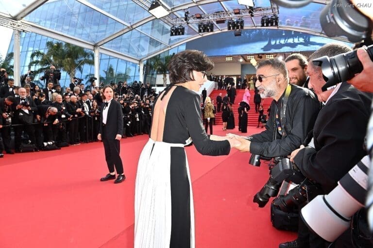 Cannes - Rachida Dati vient saluer un photographe en pleine montée des marches