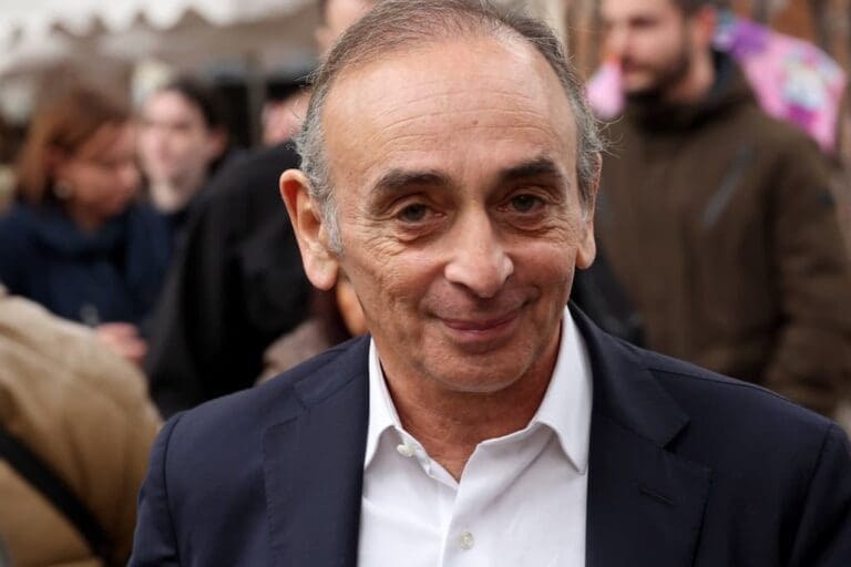 Éric Zemmour accueilli en Corse par des jets d&rsquo;oeufs
