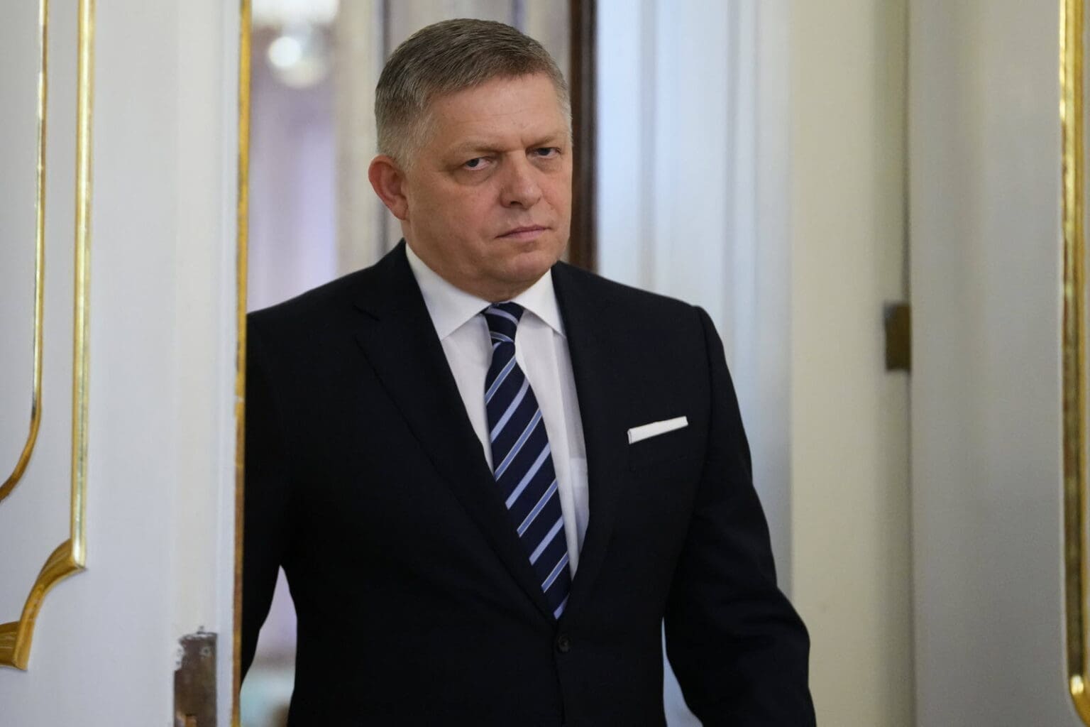 Robert Fico führt eine Koalitionsregierung an, zu der auch die prorussische rechtsextreme Partei SNS gehört. Foto: AP SIPA: Petr David Josek.
