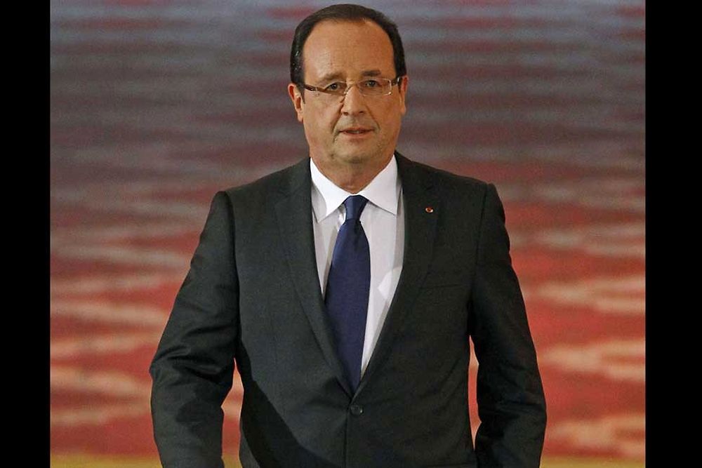 François Hollande fait son retour en politique avec sa célèbre cravate de travers