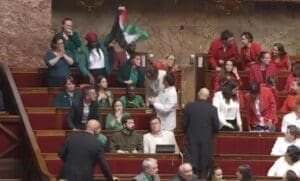 Nouvelle Controverse à l&rsquo;Assemblée : Rachel Keke Brandit un Drapeau Palestinien