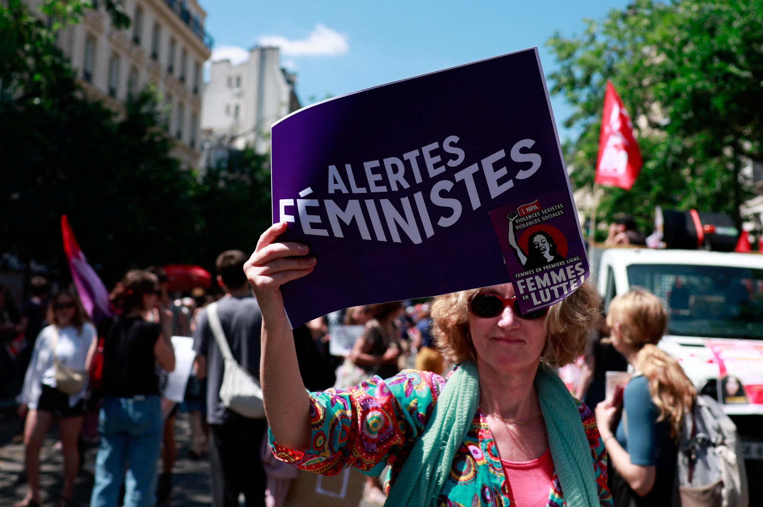 Les femmes manifestent contre le RN