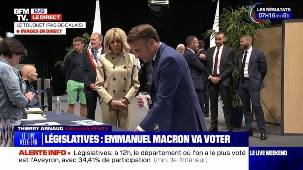 Legislatives-Emmanuel-Macron-a-vote-au-Touquet-avec-son-epouse-1894568