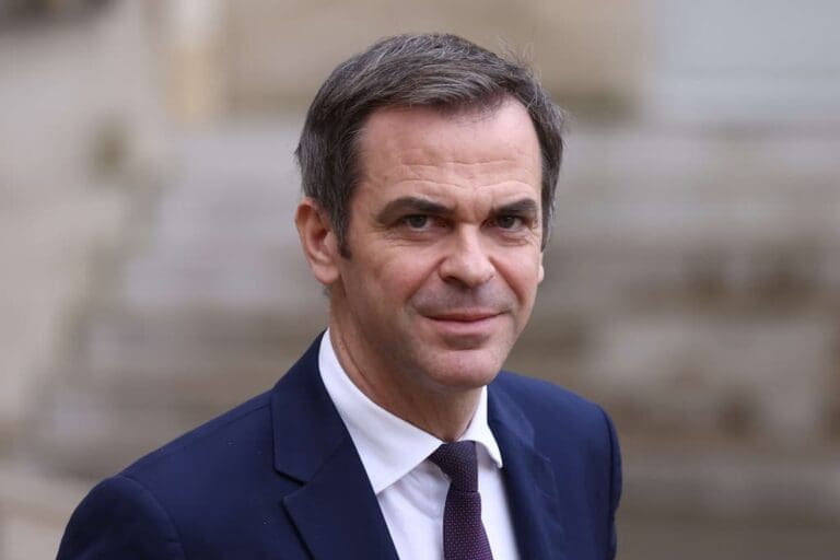 Olivier Véran renonce à la médecine esthétique et reste en neurologie