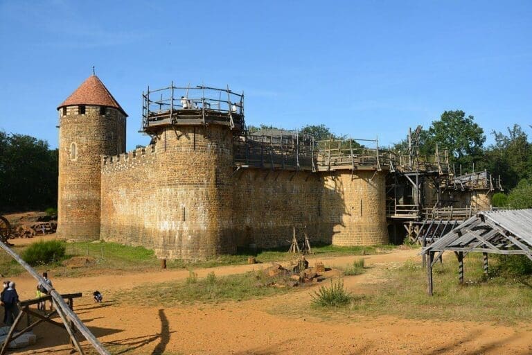 Guédelon, ce château qui appelle à voter Front Populaire