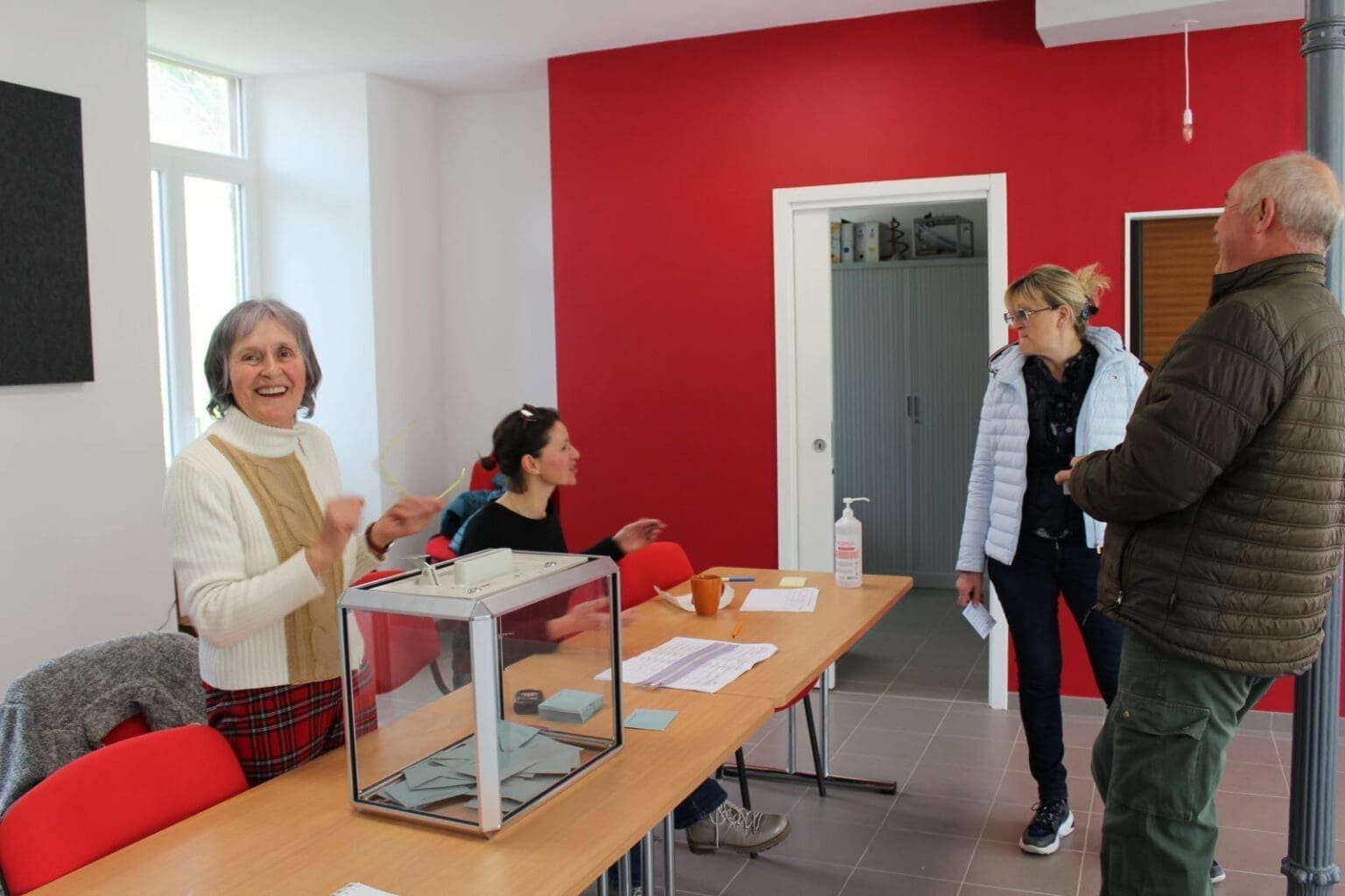 a-riervescemont-le-tiers-des-75-electeurs-etait-passe-au-bureau-de-vote-des-11-h-ce-dimanche-10-avril-jour-de-premier-tour-de-l-election-presidentielle-photo-er-1649593936