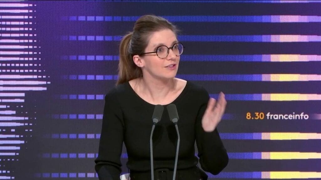 Aurore Bergé propose un « congé de naissance » pour remplacer le congé parental
