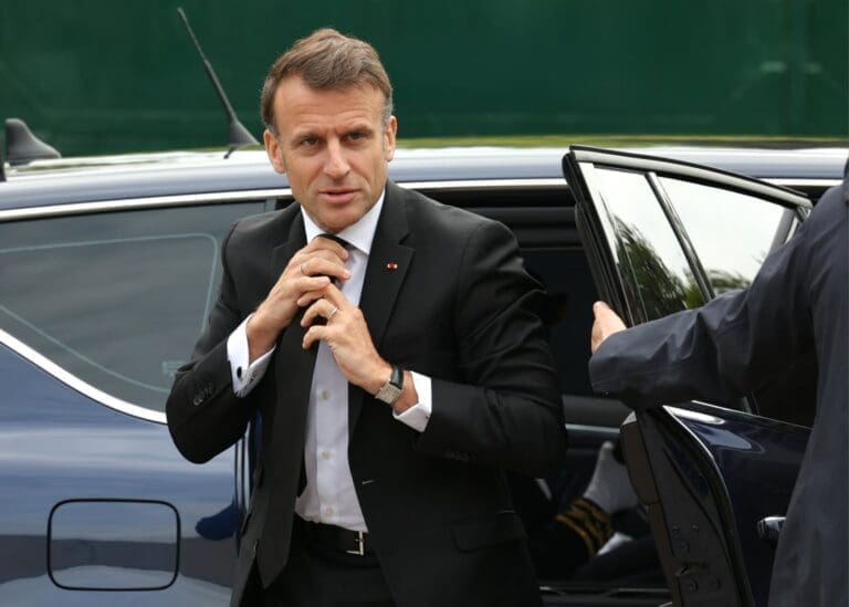 Emmanuel Macron sur la dissolution : Entre responsabilité et critique des extrêmes