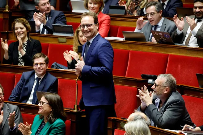 Le groupe Renaissance refuse de soutenir le RN et LFI pour des postes clés à l’Assemblée