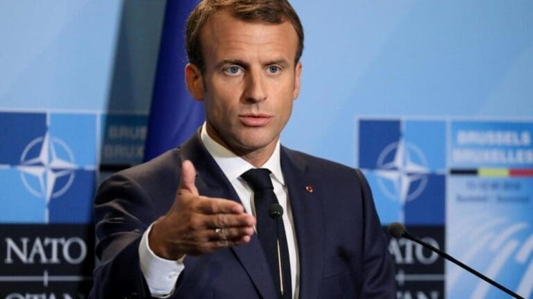 Emmanuel Macron sous pression pour annuler son voyage au sommet de l’OTAN