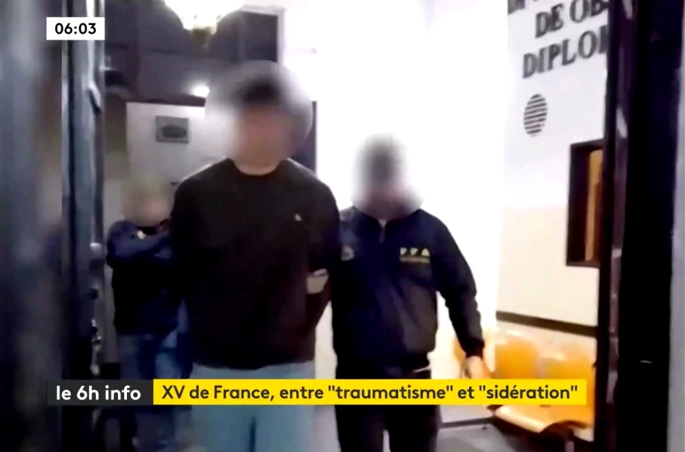 Joueurs du XV de France accusés d’agression sexuelle: la télévision argentine diffuse une vidéo des deux suspects menottés