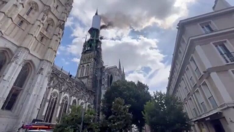 ALERTE INFO – La cathédrale de Rouen victime d&rsquo;un incendie