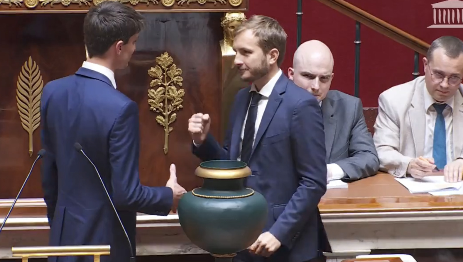 Un pierre-feuille-ciseaux remplace la poignée de main à l’Assemblée nationale