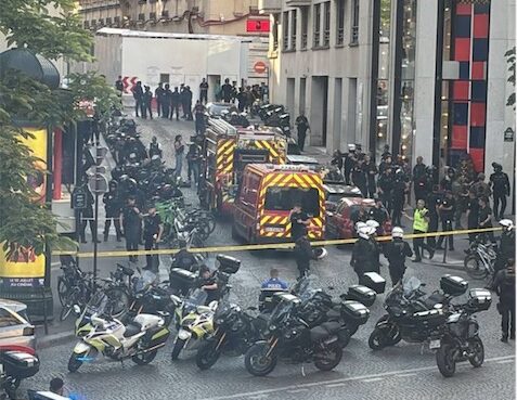 Attaque au couteau à Paris sur les Champs-Élysées devant la boutique Louis Vuitton : l’agresseur est mort