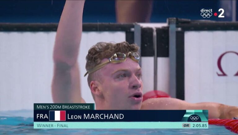 JO Paris 2024 - HISTORIQUE ! Léon Marchand gagne sa troisième médaille d'or, dans l'épreuve du 200m brasse