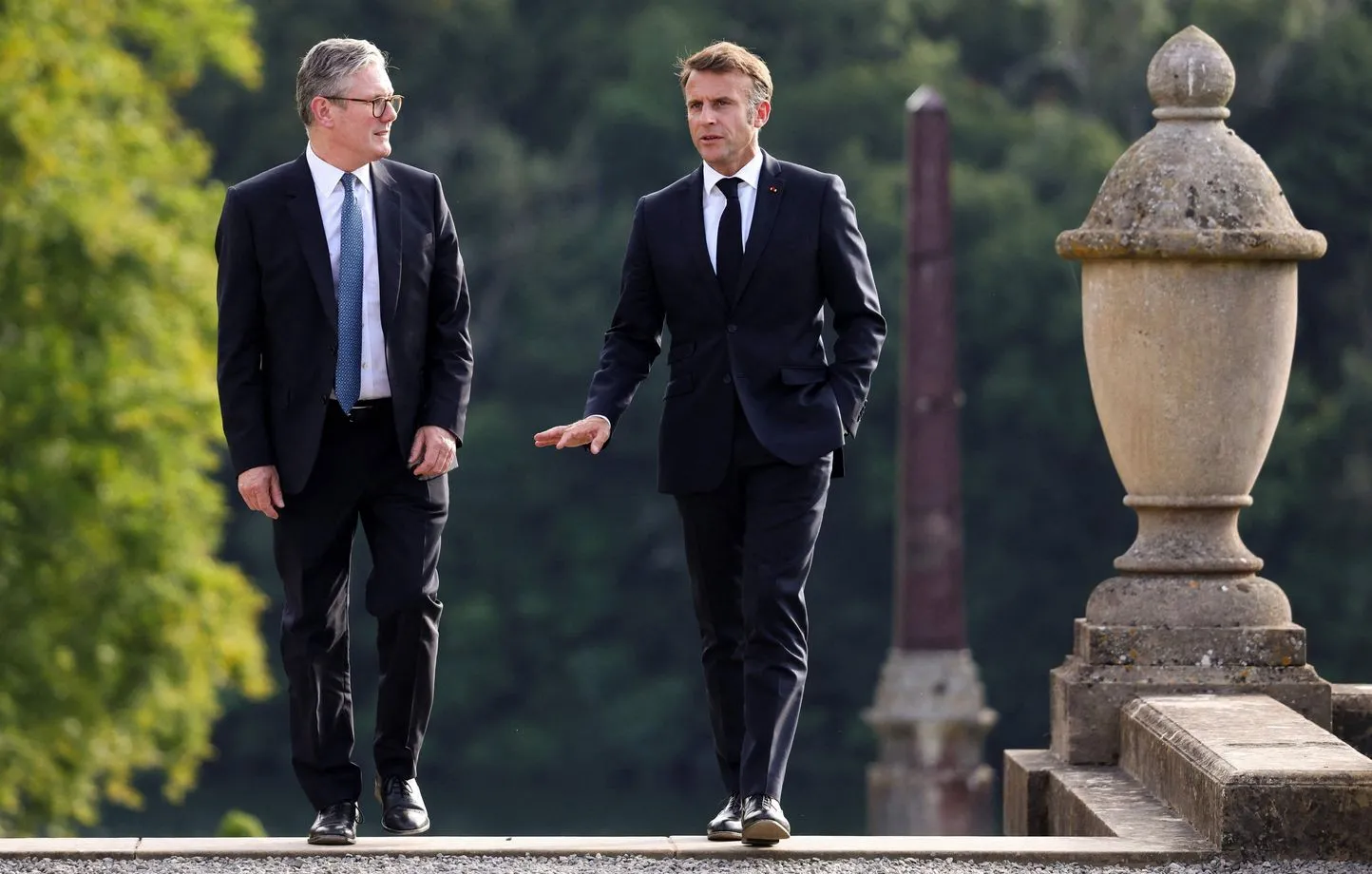 Macron silencieux face à la réorganisation politique française