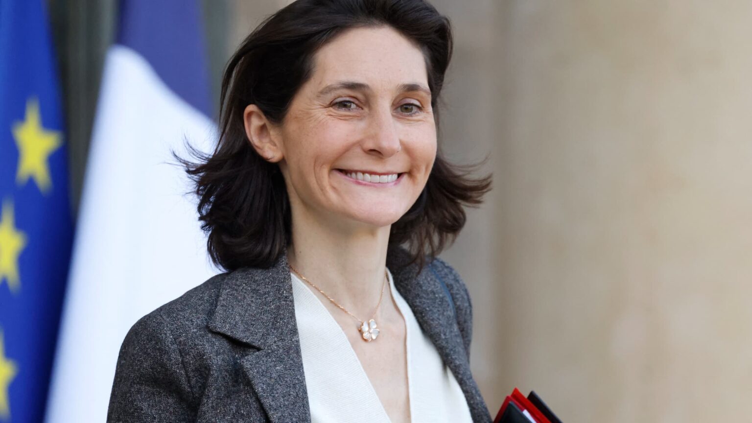La-ministre-francaise-des-Sports-Amelie-Oudea-Castera-quitte-le-Palais-presidentiel-de-l-Elysee-apres-la-reunion-hebdomadaire-du-cabinet-le-20-decembre-2023-1783372