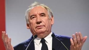 Bayrou critique la stratégie de Macron et suggère que la formation du gouvernement incombe au Président