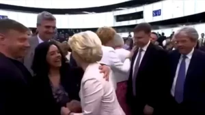 Manon Aubry embrasse Ursula von der Leyen, s'attire les critiques de la droite et réplique