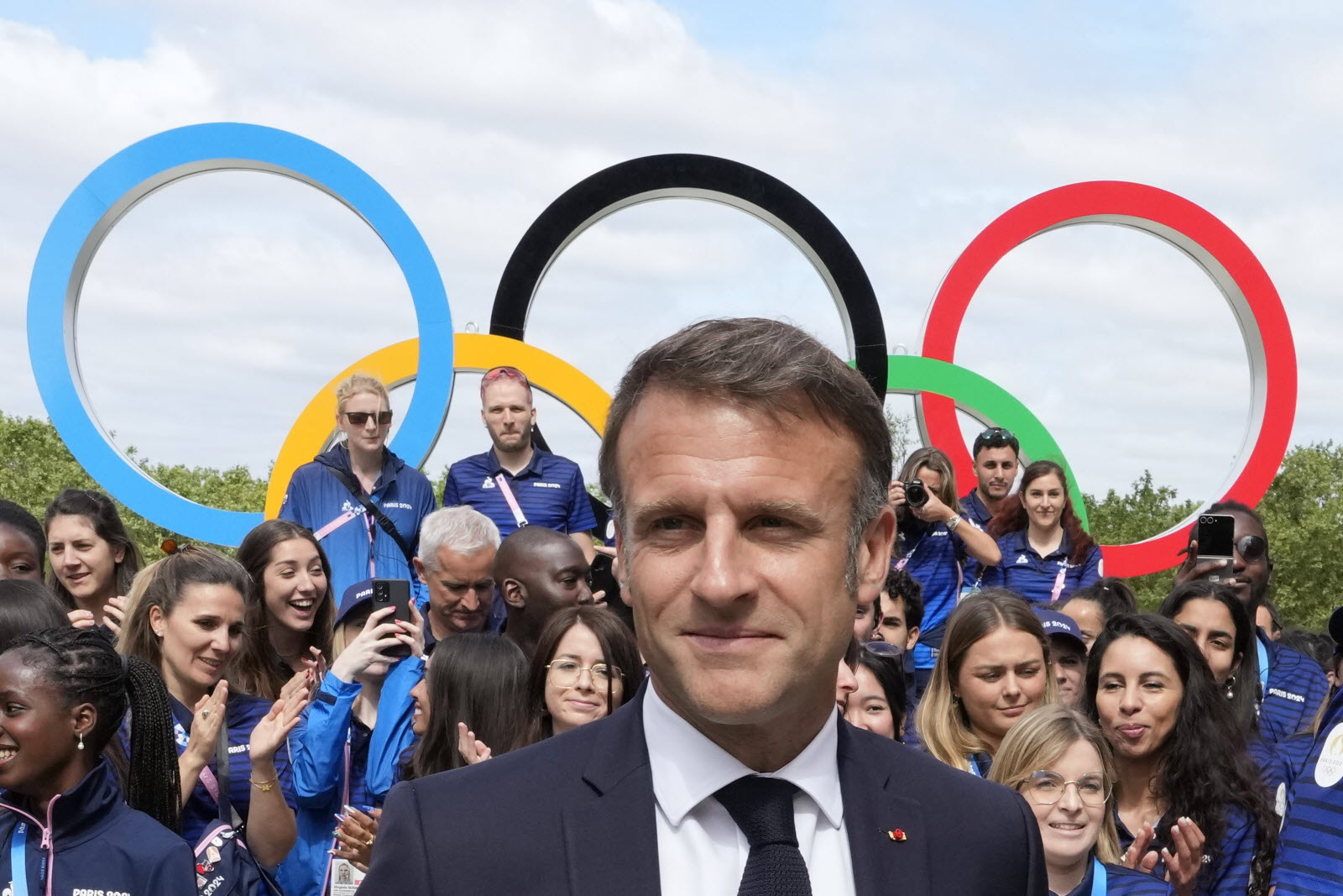 Emmanuel Macron défend la dissolution de l’Assemblée et salue le succès des Jeux Olympiques de Paris 2024