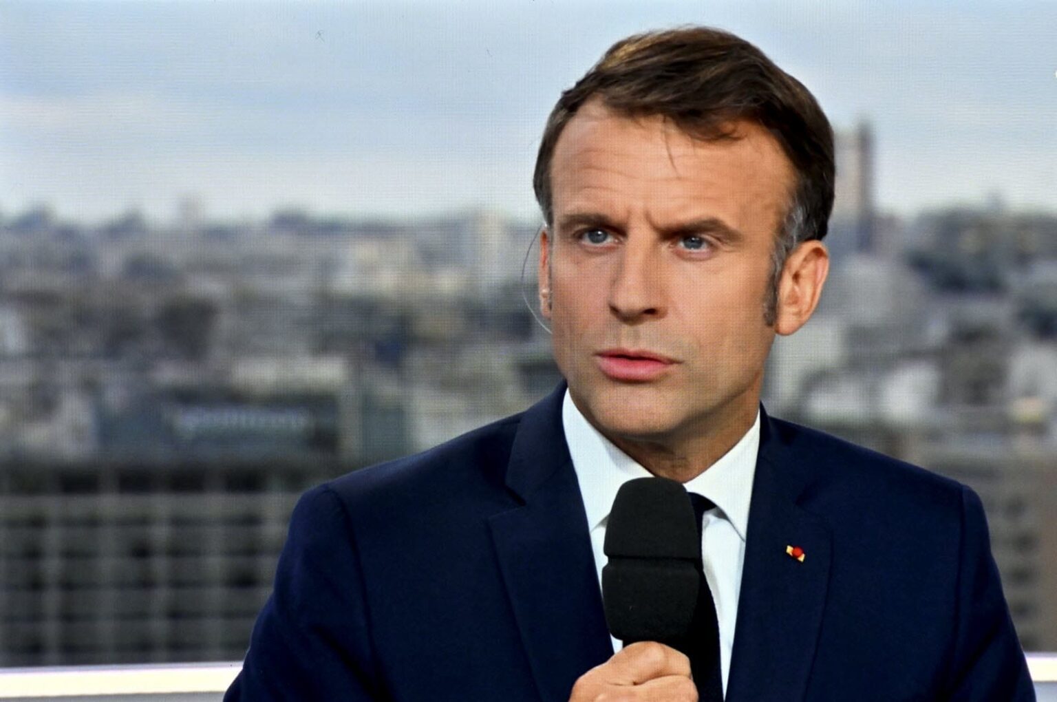 emmanuel-macron-etait-interroge-sur-la-terrasse-du-musee-de-l-homme-a-paris-photo-ebra-l-est-republicain-alexandre-marchi-1721764168