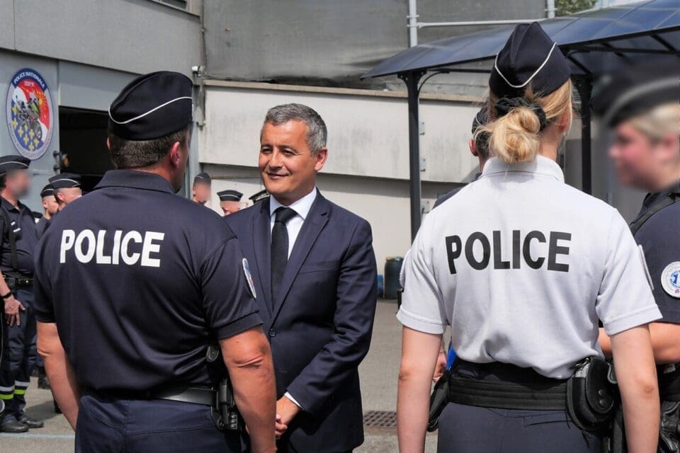Attaque au couteau à Paris : Gérald Darmanin a décoré les policiers impliqués