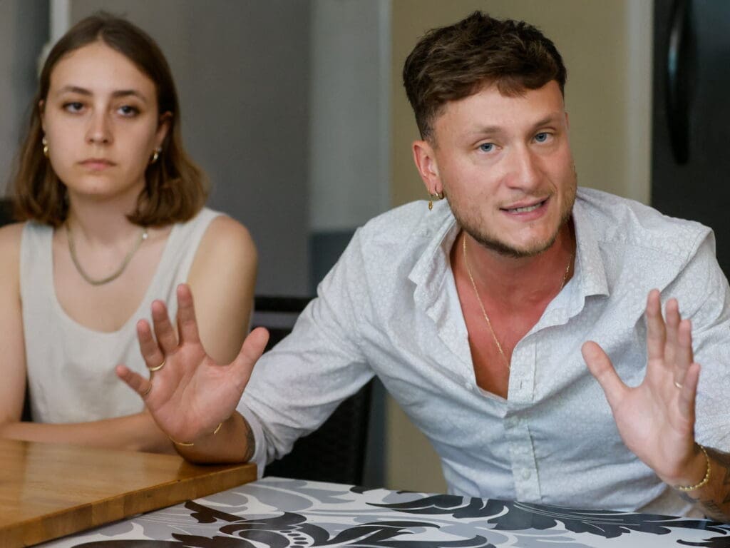 raphael-arnault-et-mathilde-millat-candidats-lfi-du-nouveau-front-populaire-dans-la-1-re-circonscription-photo-le-dl-christophe-agostinis-1719025360