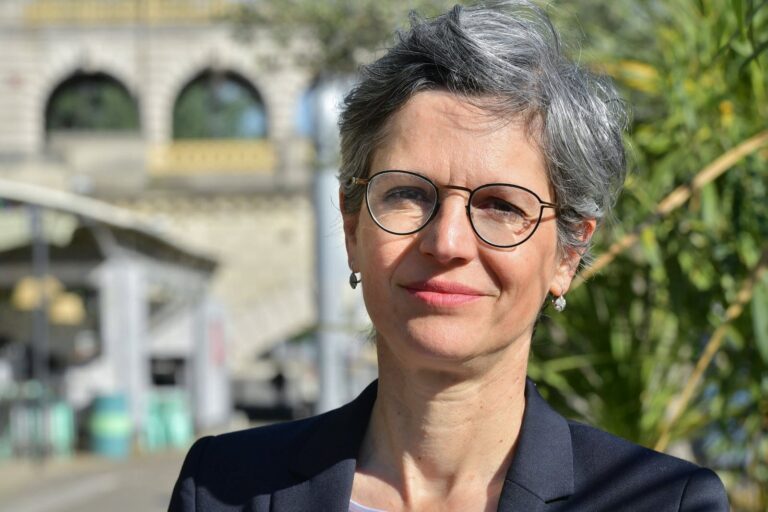 Sandrine Rousseau tire son chapeau devant la propreté de l'eau de la Seine pour les JO de Paris