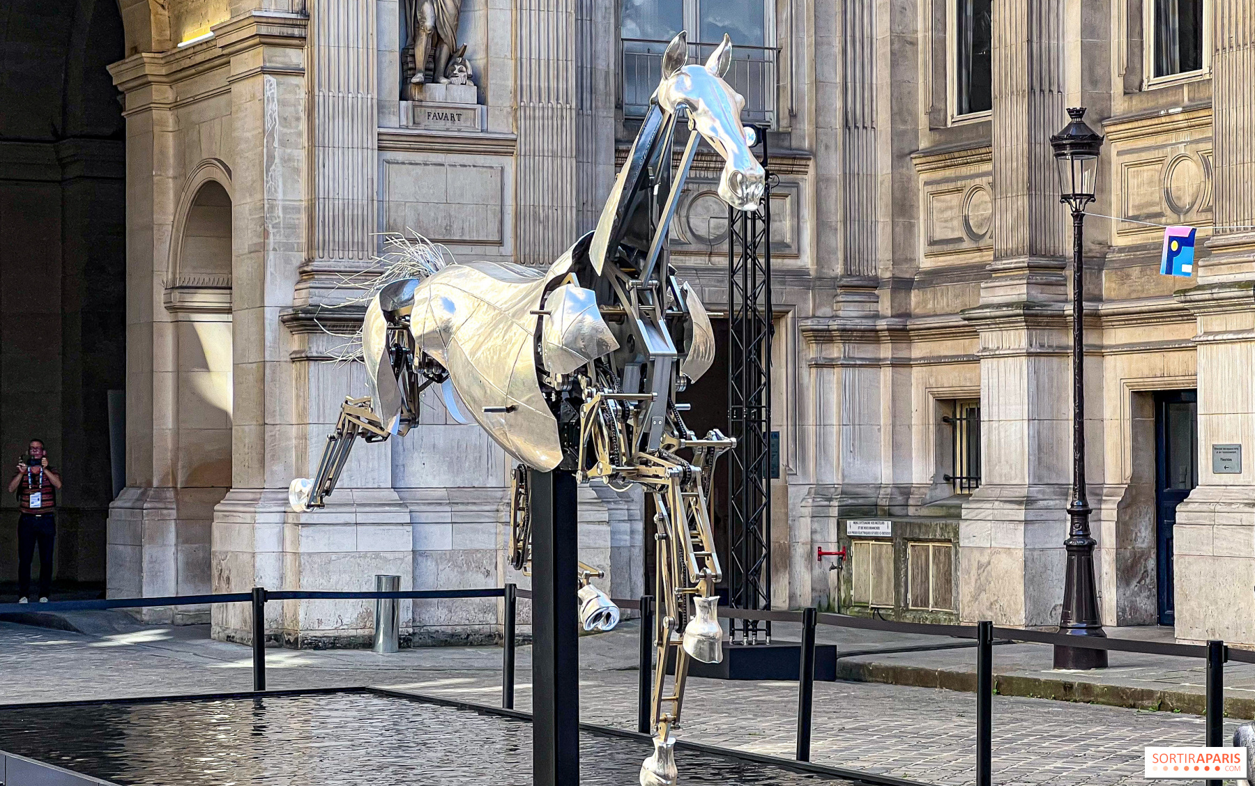 Paris 2024 : le cheval d’argent de la cérémonie d’ouverture exposé dans la capitale