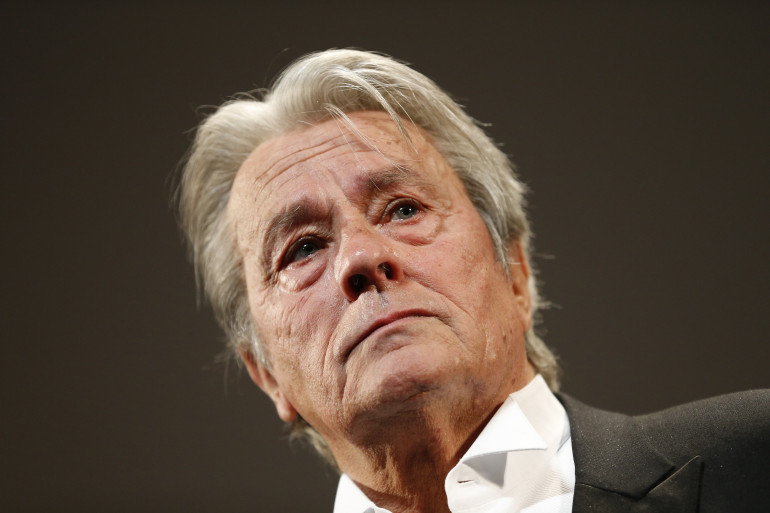 « Alain Delon, mort d’un dandy, clair-obscur en chair et en os » : l’hommage du philosophe Daniel Salvatore Schiffer