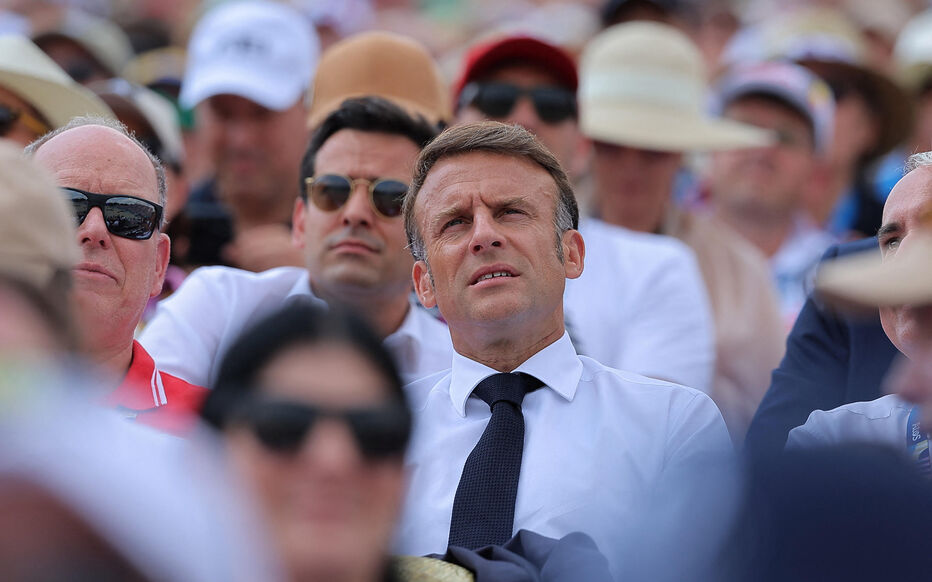 Un détail patriotique : Les boutons de manchette d’Emmanuel Macron lors des JO 2024