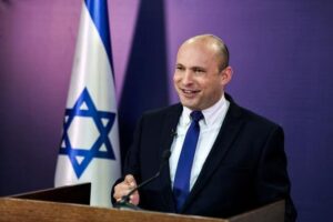 Naftali Bennett appelle à un renouvellement total de la direction politique et militaire d'Israël et envisage un retour en politique