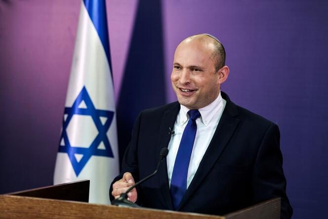 Naftali Bennett appelle à un renouvellement total de la direction politique et militaire d’Israël et envisage un retour en politique