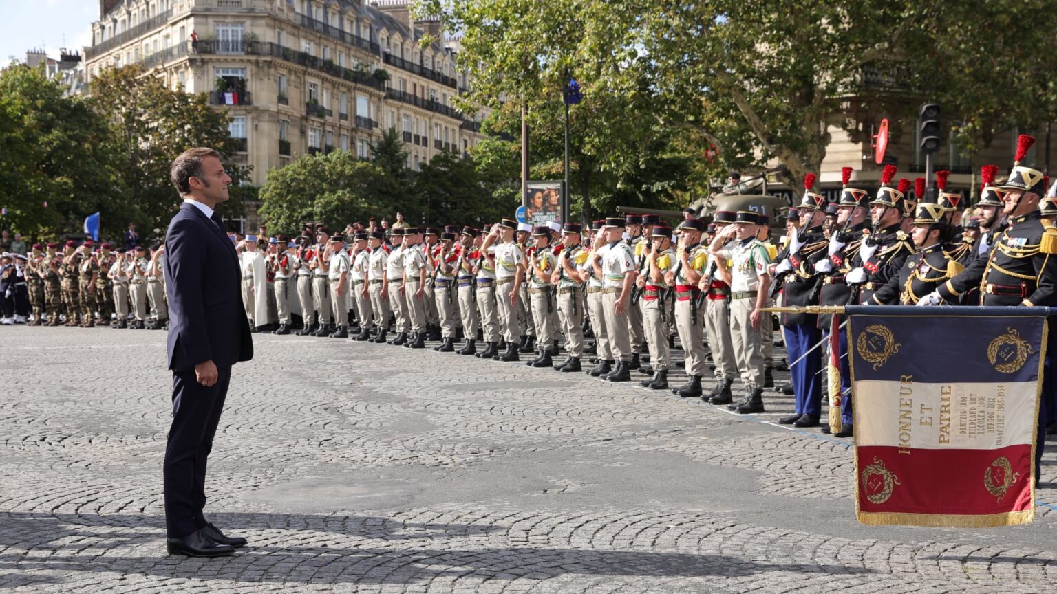 Emmanuel-Macron-lors-d-une-ceremonie-commemorant-le-80e-anniversaire-de-la-Liberation-de-Paris-a-cote-de-la-place-Denfert-Rochereau-a-Paris-le-25-aout-2024-1924476