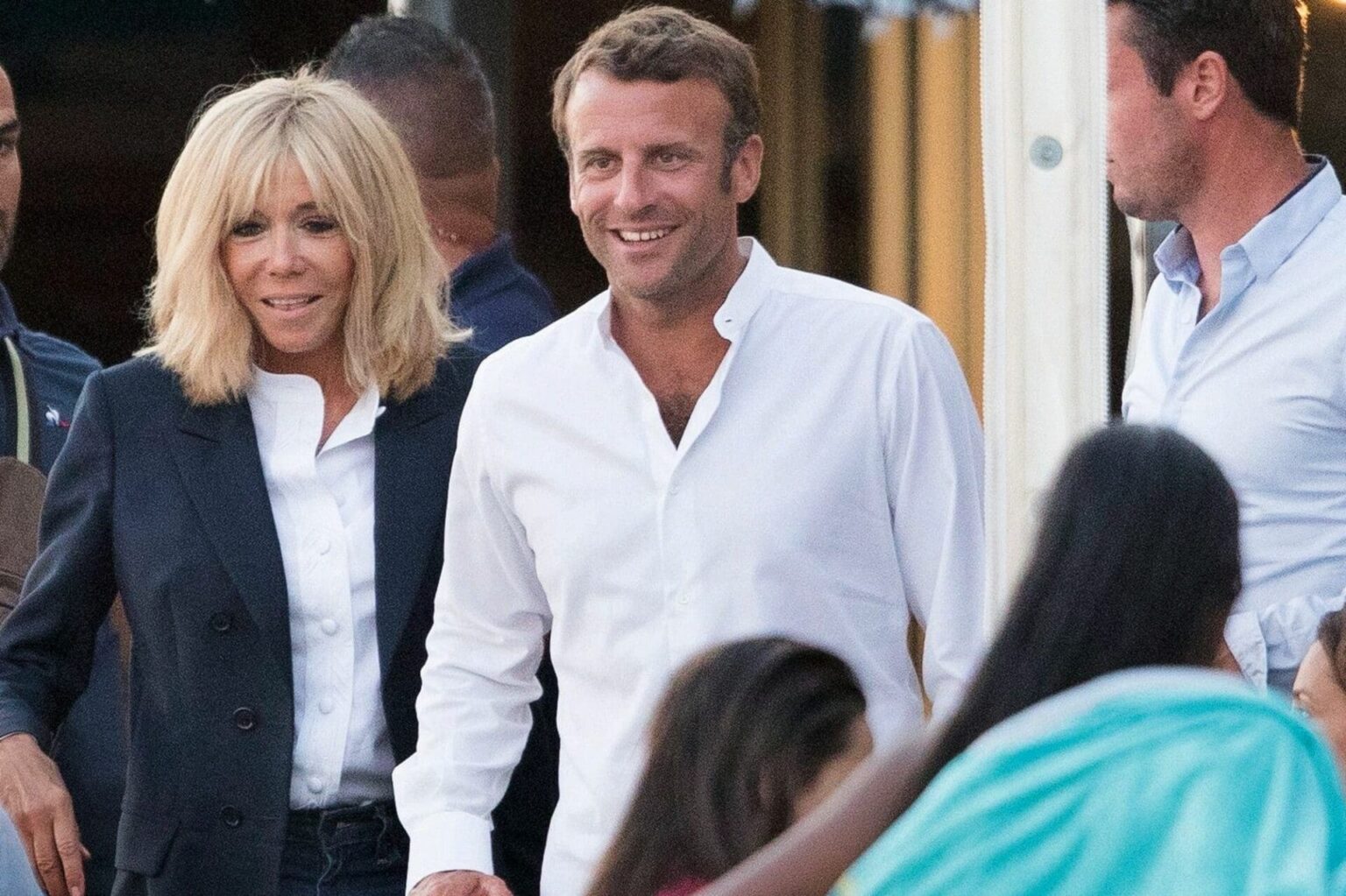 Exclusif – Prix Spécial – No Web – Emmanuel Macron dîne, à la pizzeria Les Sirénes à Cavalière, en famille lors de ses vacances au Fort de Brégançon à Bormes-les-Mimosas