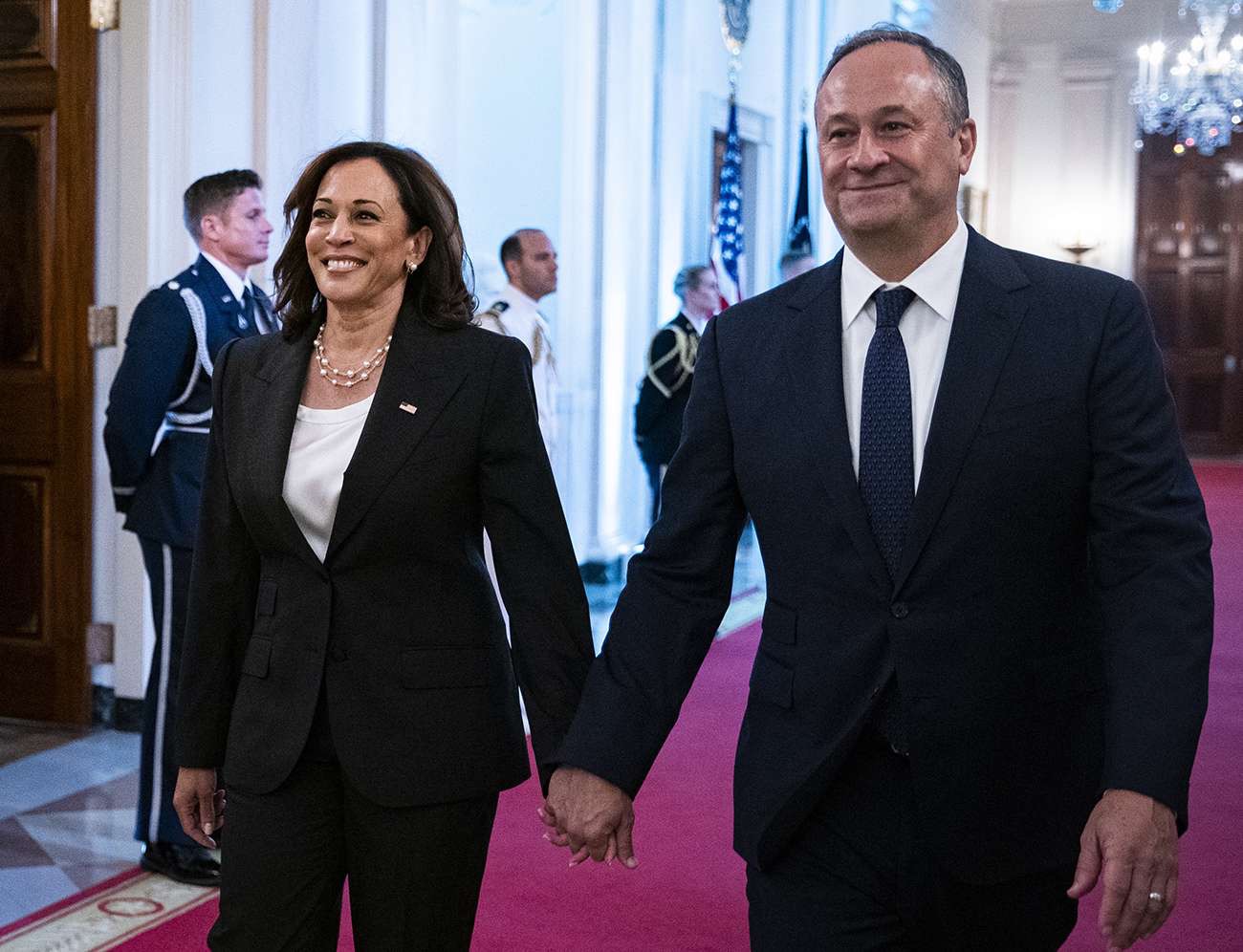 Douglas Emhoff, le mari de Kamala Harris, commémore l’attentat de la rue des Rosiers, à Paris