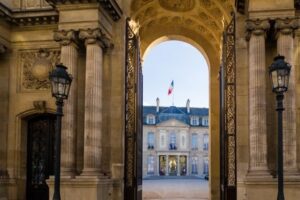 De 2016 à 2024 : de la tentative de destitution de Hollande par LR à celle de Macron par LFI