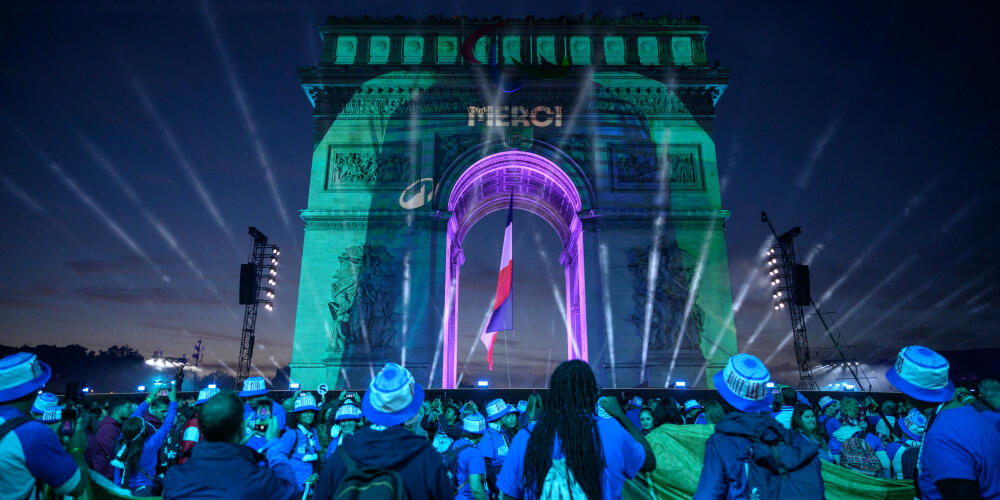 Les moments forts de la parade des athlètes olympiques et paralympiques sur les Champs-Élysées