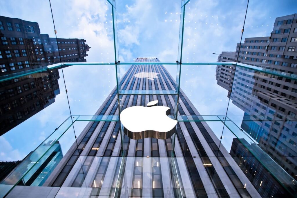 New,York,-,July,21:,Apple,Store,On,Fifth,Avenue